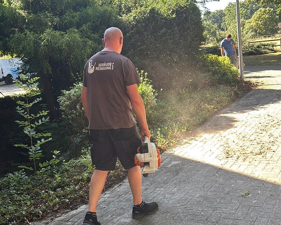 Pflege der Außenanlagen rund um ein Objekt