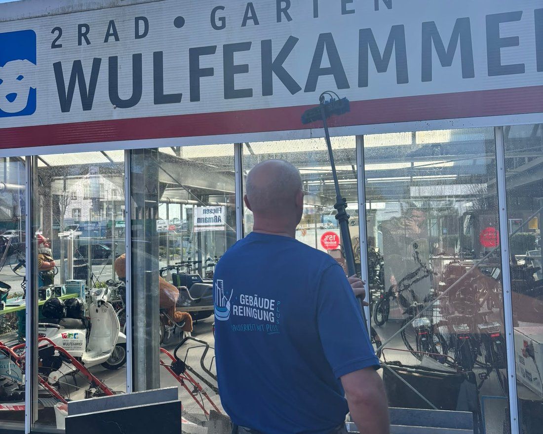 Fensterreinigung mit Osmose-Stange an einem Schaufenster
