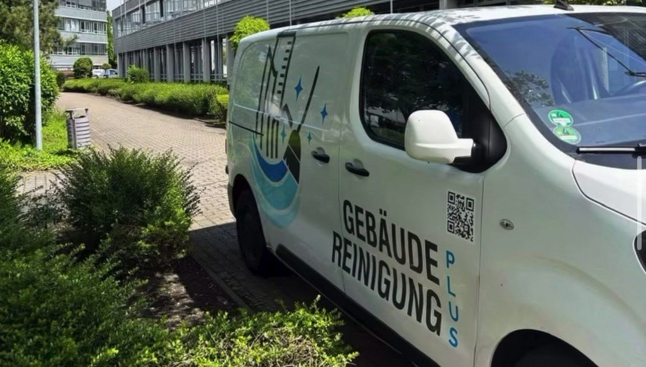 Fassadenreinigung mit Osmose-Technik durch Gebäudereinigung Plus
